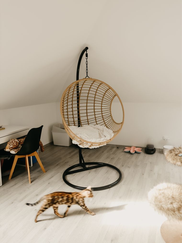 PE Rattan Hanging Chair with Stand Natural ASPIO Beliani.co.uk