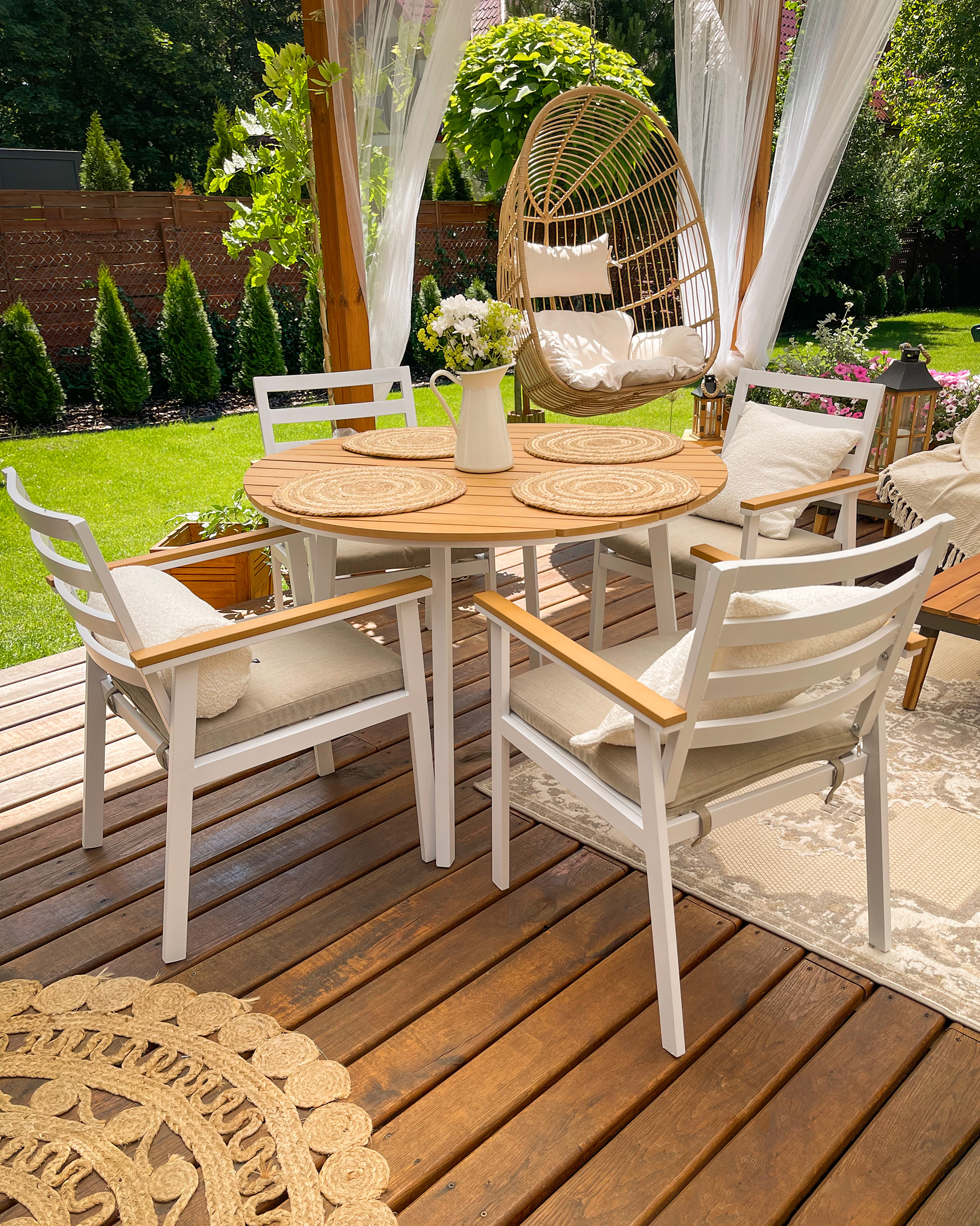 Conjunto de 4 cadeiras de jardim brancas com almofadas creme CAVOLI_885023