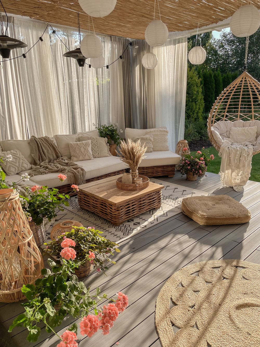 PE Rattan Hanging Chair with Stand Grey ARSITA Beliani.fi