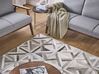Kožený patchworkový koberec 140 x 200 cm hnědý a béžový TAYTAN_787197