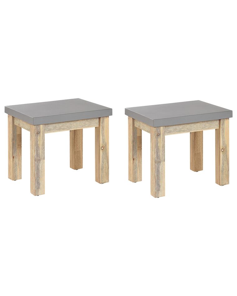Conjunto de 2 taburetes de jardín de cemento reforzado gris/madera clara OSTUNI_805453