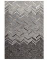 Tappeto in pelle color grigio 140 x 200 cm a pelo corto ARKUM_751239