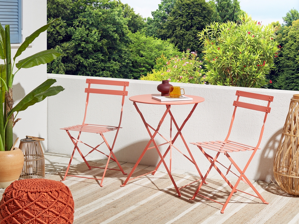 Ensemble table et 2 chaises bistrot beiges idéal pour une terrasse