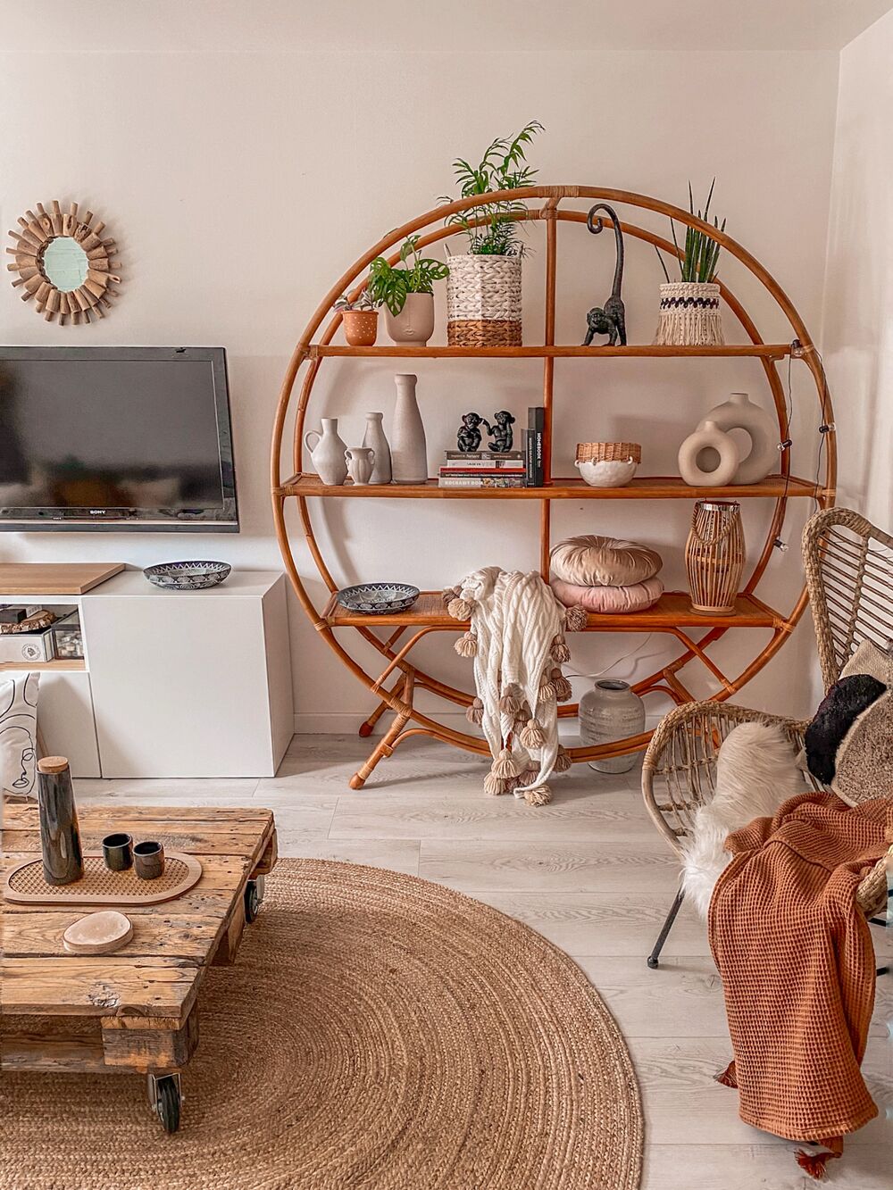 Estante redondo de ratán 3 baldas madera clara TUVALU | Beliani.es
