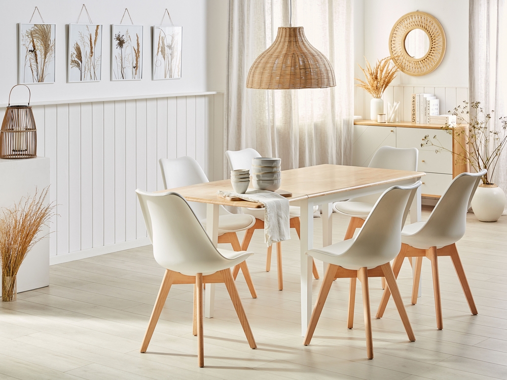 Comedor con mesa de madera blanca sillas tapizadas en polipiel