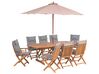 Zahradní stůl a 8 židlí s šedými polštáři a deštníkem MAUI_756438