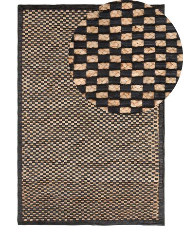 Kožený koberec 140 x 200 cm černý s béžovou GERCE II