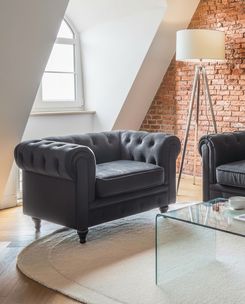 Musta samettiverhoiltu nojatuoli CHESTERFIELD