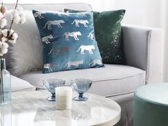 Koristetyynysetti sininen sametti tiikerikuvio 45x45cm BLUEBELL Koristetyynysetti sininen sametti tiikerikuvio 45x45cm BLUEBELL