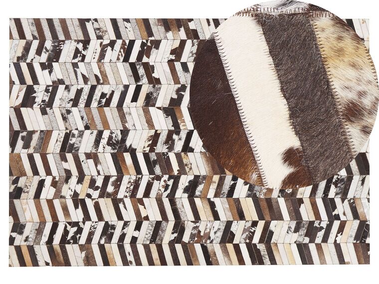 Tappeto pelle bovina marrone / bianco patchwork 140 x 200 cm AKYELE_780754
