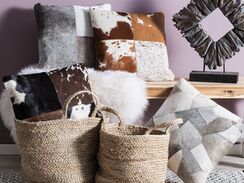 Tummanruskea koristetyyny lehmännahka tilkkukuviolla 45 x 45 cm MARADY Tummanruskea koristetyyny lehmännahka tilkkukuviolla 45 x 45 cm MARADY