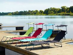 Viininpunainen teräksinen aurinkotuoli katoksella FOLIGNO