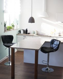 Baarijakkara keinonahka musta 2 kpl VALETTA Baarijakkara keinonahka musta 2 kpl VALETTA