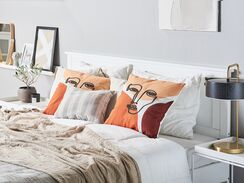 Koristetyyny monivärinen kirjailtu 45 x 45 cm 2 kpl RUDBEKIA Koristetyyny monivärinen kirjailtu 45 x 45 cm 2 kpl RUDBEKIA