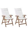 Conjunto 2 cadeiras de jardim em madeira escura de acácia e almofadas branco creme AMANTEA_879720