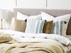 Koristetyyny puuvilla valkoinen/sininen 45 x 45 cm 2 kpl TILIA Koristetyyny puuvilla valkoinen/sininen 45 x 45 cm 2 kpl TILIA