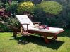 Espreguiçadeira de jardim em madeira de acácia com almofada creme TOSCANA_810282