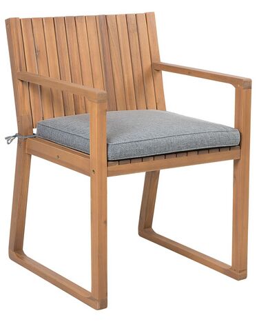 Cadeira de jardim em madeira de acácia e almofada cinzenta SASSARI