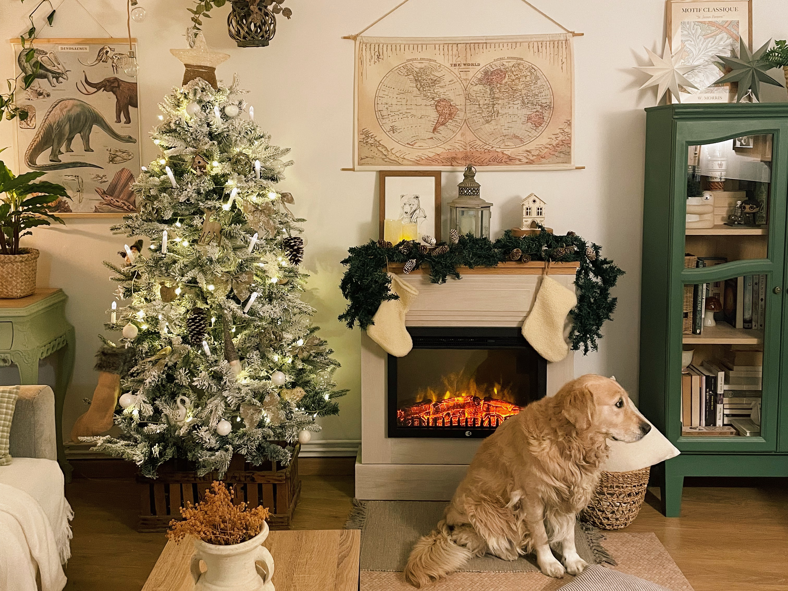 Zasněžený umělý vánoční stromek 180 cm bílý TOMICHI_837593
