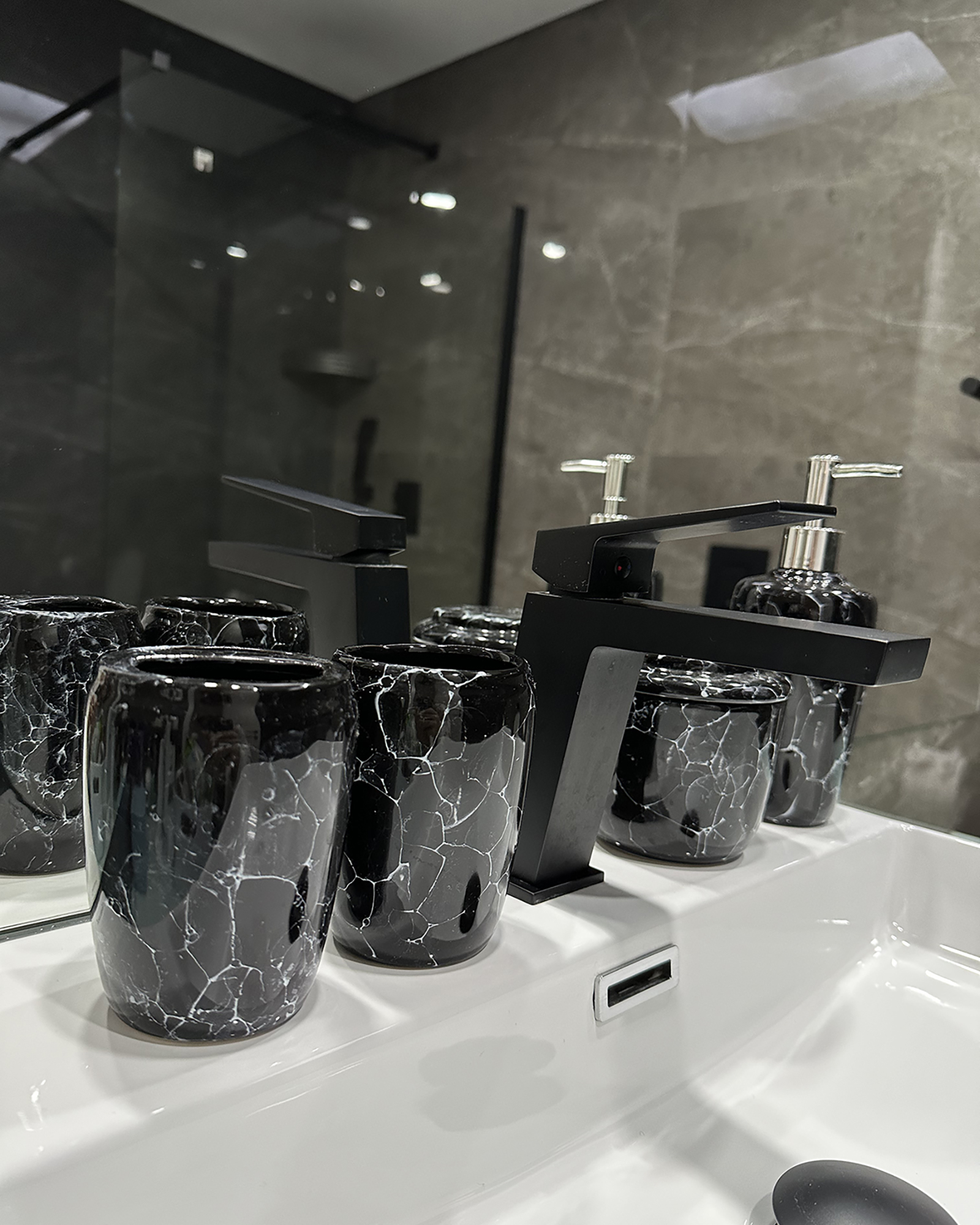 Lot de 6 accessoires de salle de bains en céramique noire PALMILLA_907305
