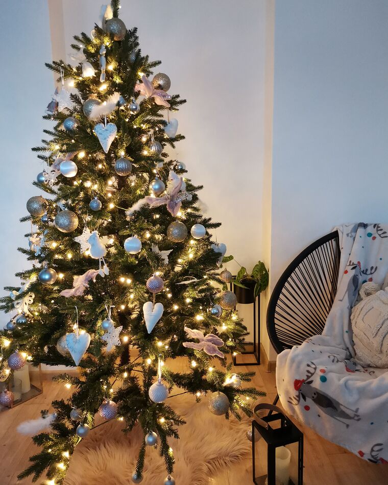 Sapin de Noël 180 cm vert préallumé FIDDLE Beliani.fr