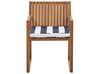 Conjunto de 8 sillas de jardín de madera de acacia clara con cojines azul marino/blanco SASSARI_827976
