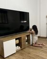 Móvel de TV com 2 gavetas e 1 porta em madeira clara e branco FARADA_861740