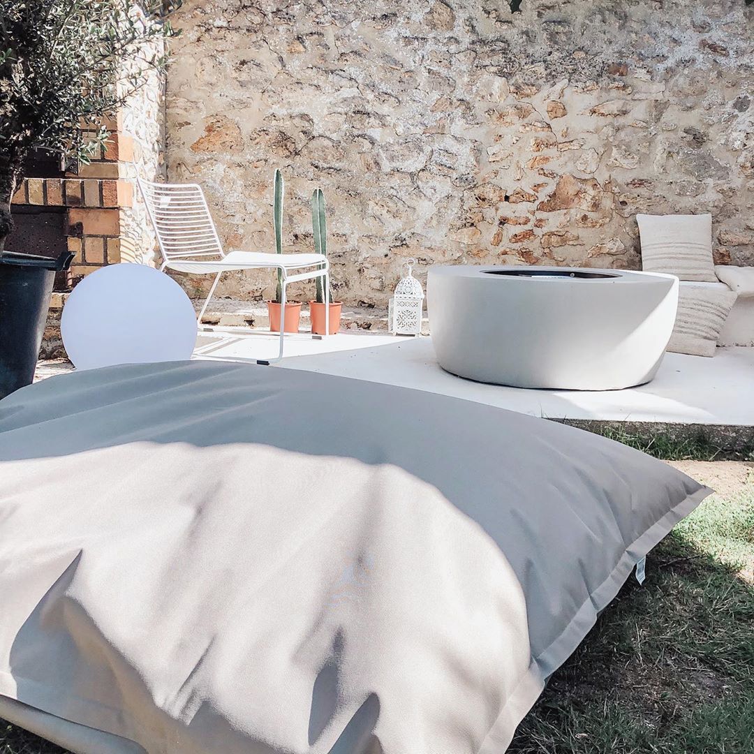 Feuerstelle hellgrau Leichtbeton rund INDUS | Beliani.ch