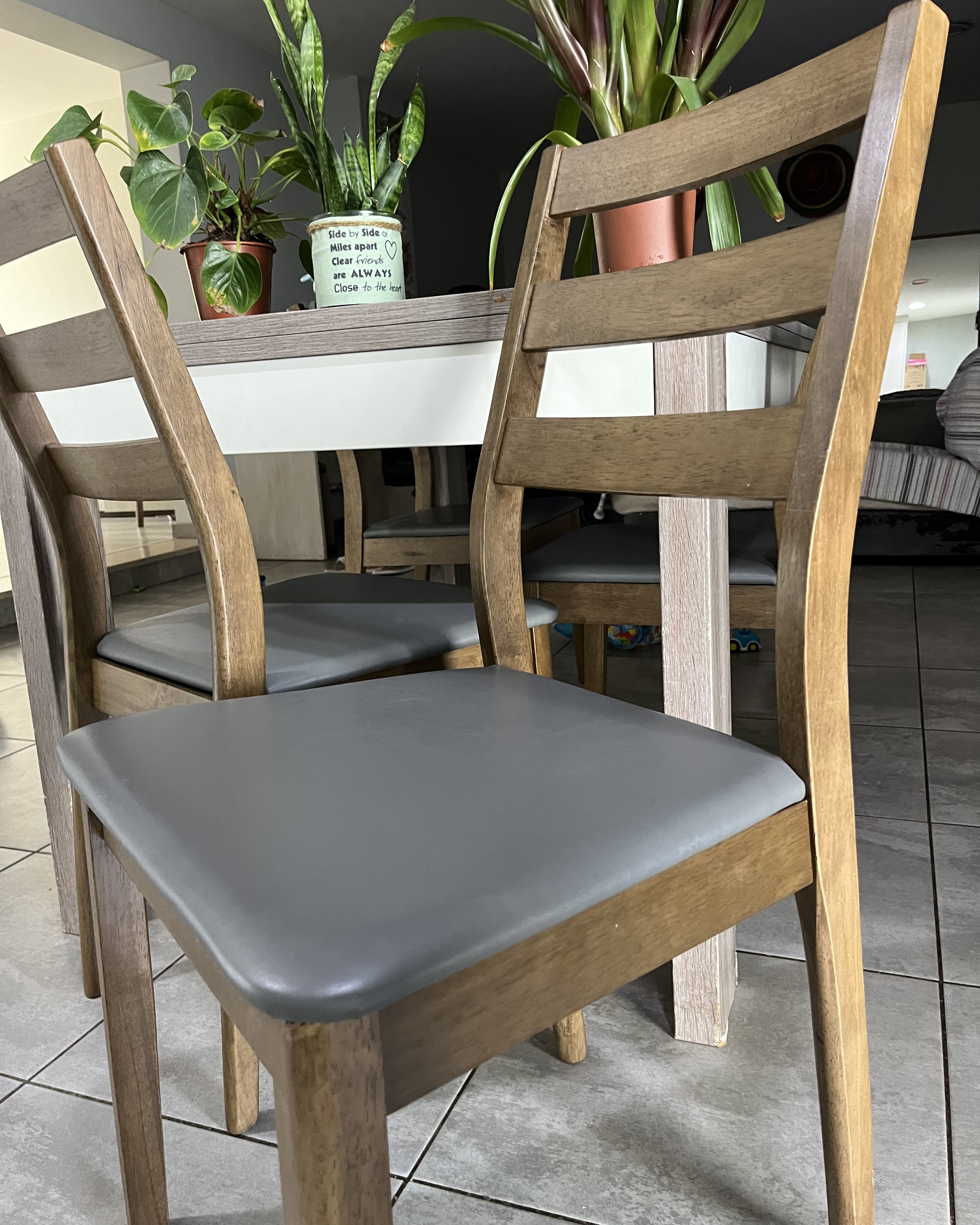 Conjunto de 2 cadeiras de jantar em madeira castanha escura e cinzento MODESTO_920283