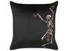 Welurowa poduszka dekoracyjna z motywem w szkielety 45 x 45 cm czarna MEDVES_830154