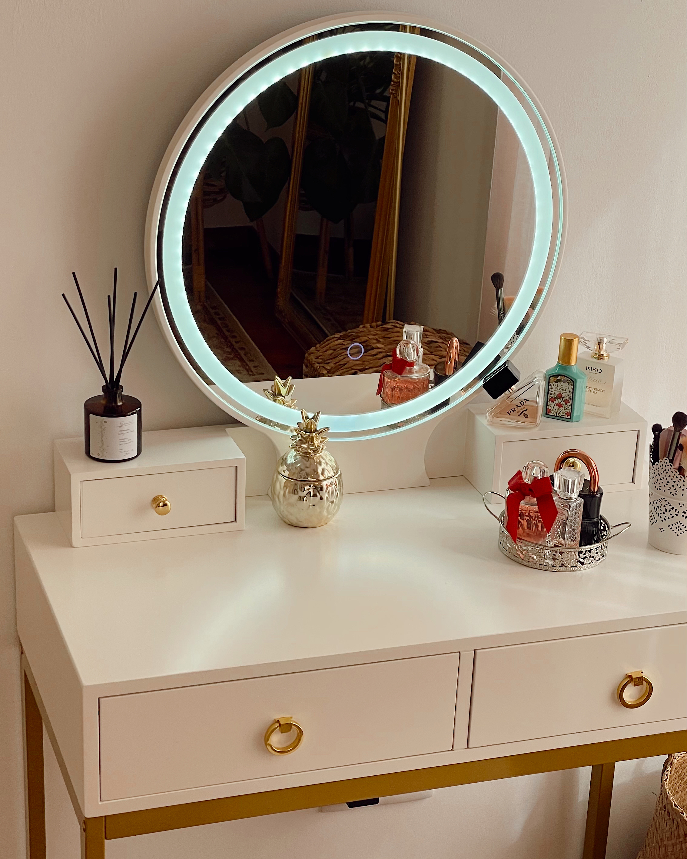 Toaletka 4 szuflady lustro LED ze stołkiem biało-złota AUXON_915833
