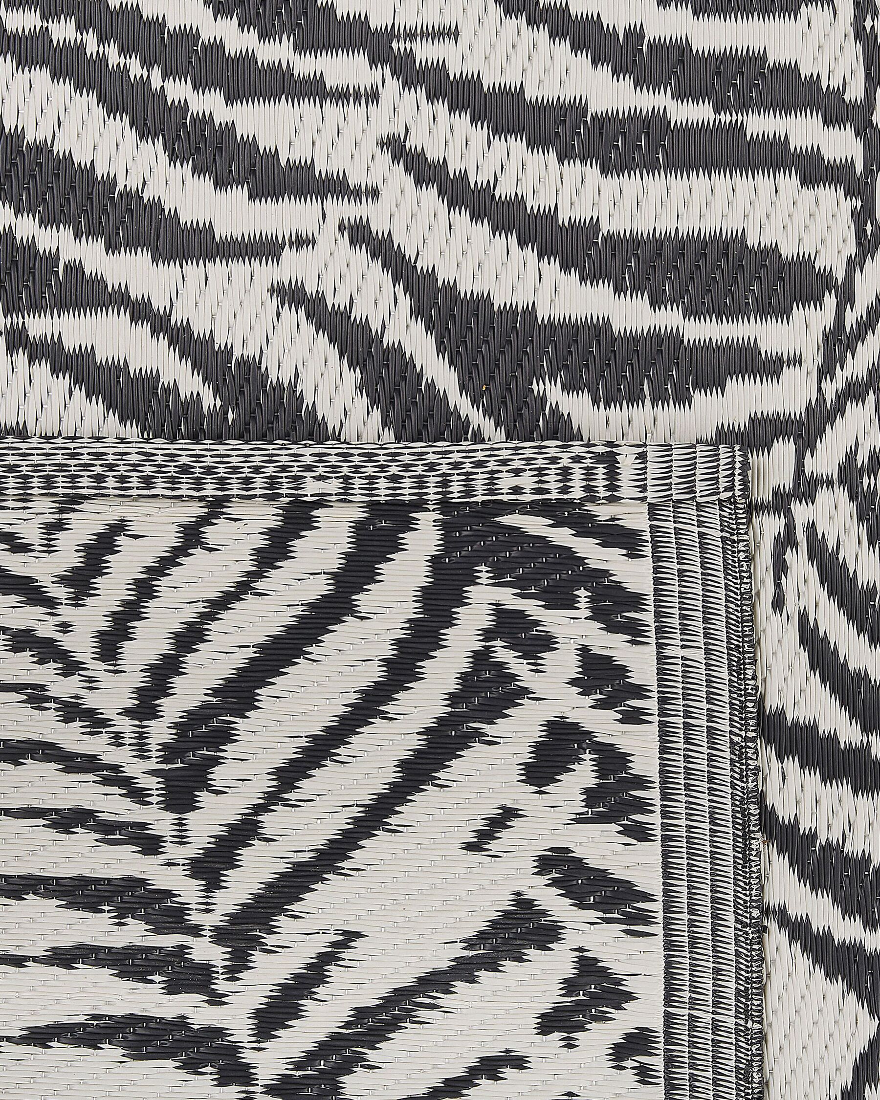 Alfombra de exterior estampado de hoja negra 120x180 cm KOTA | Beliani.es