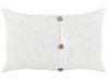 Ensemble de 2 coussins 30 x 50 cm blanc avec des boutons en bois BANORI_903802
