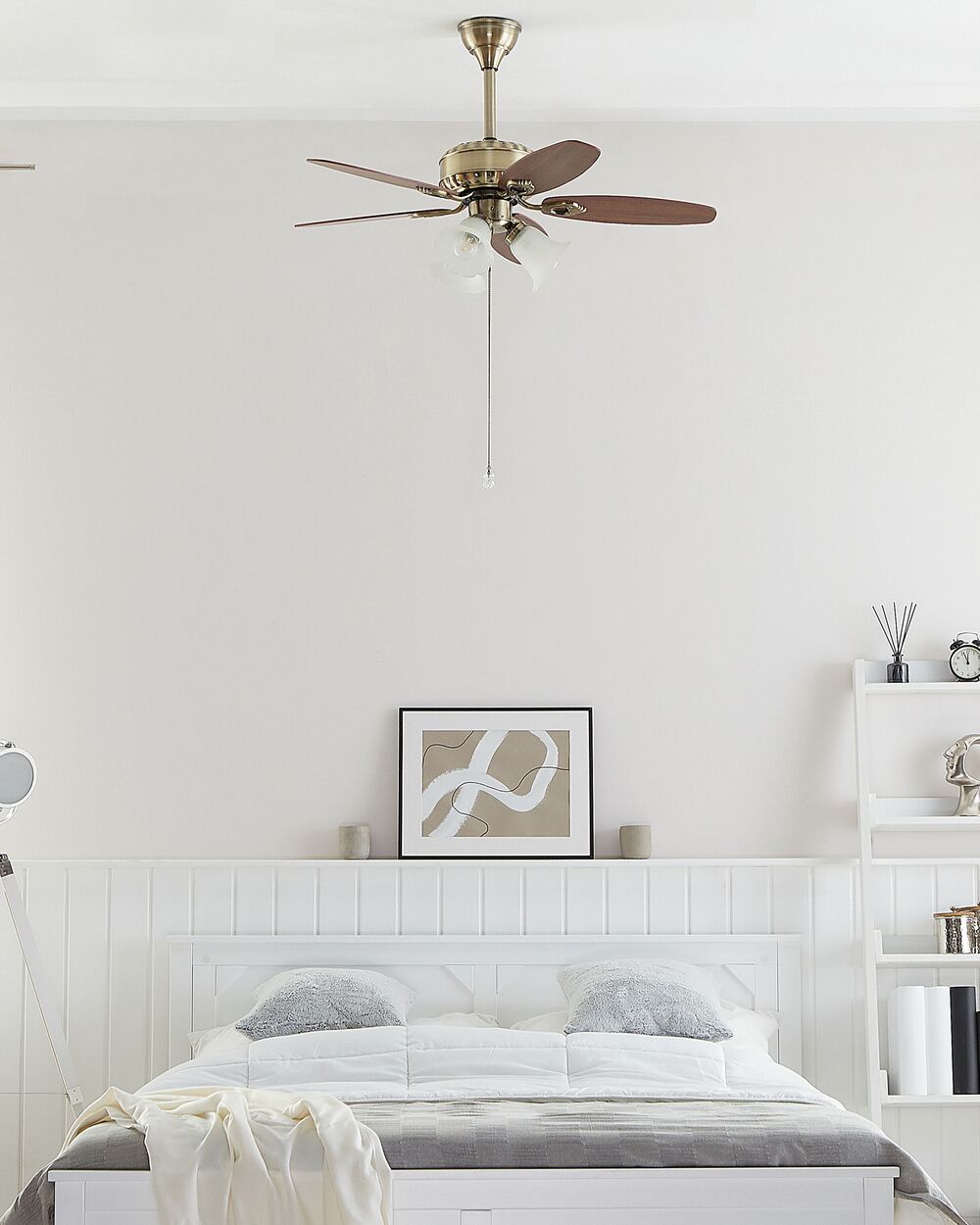 Deckenventilator mit Licht dunkler Holzfarbton / gold NADELA | Beliani.de