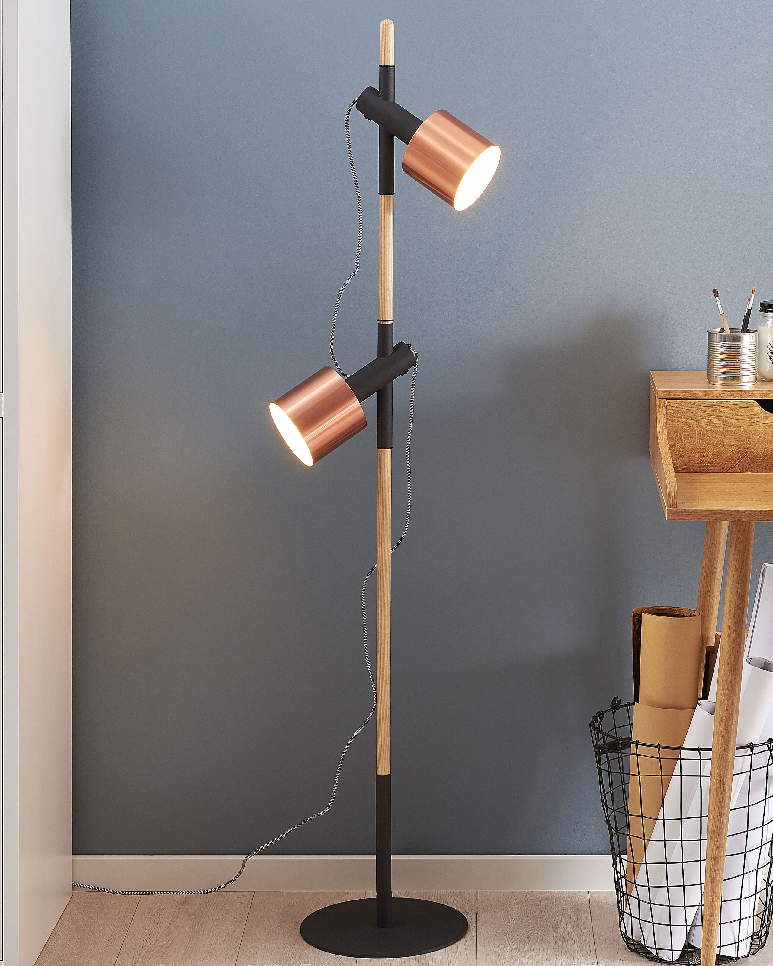 Candeeiro de pé em madeira e metal preto e cor de cobre com 2 abajures OWENS