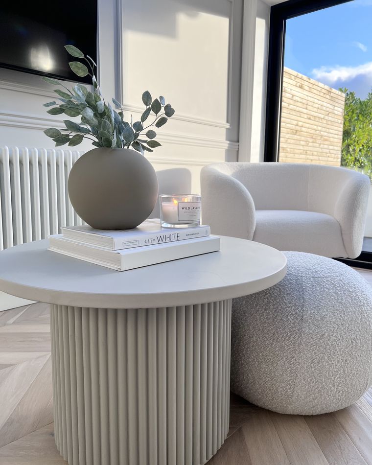 Pouf bouclette blanc en tissu imitation laine pieds en bois - BOUCLE