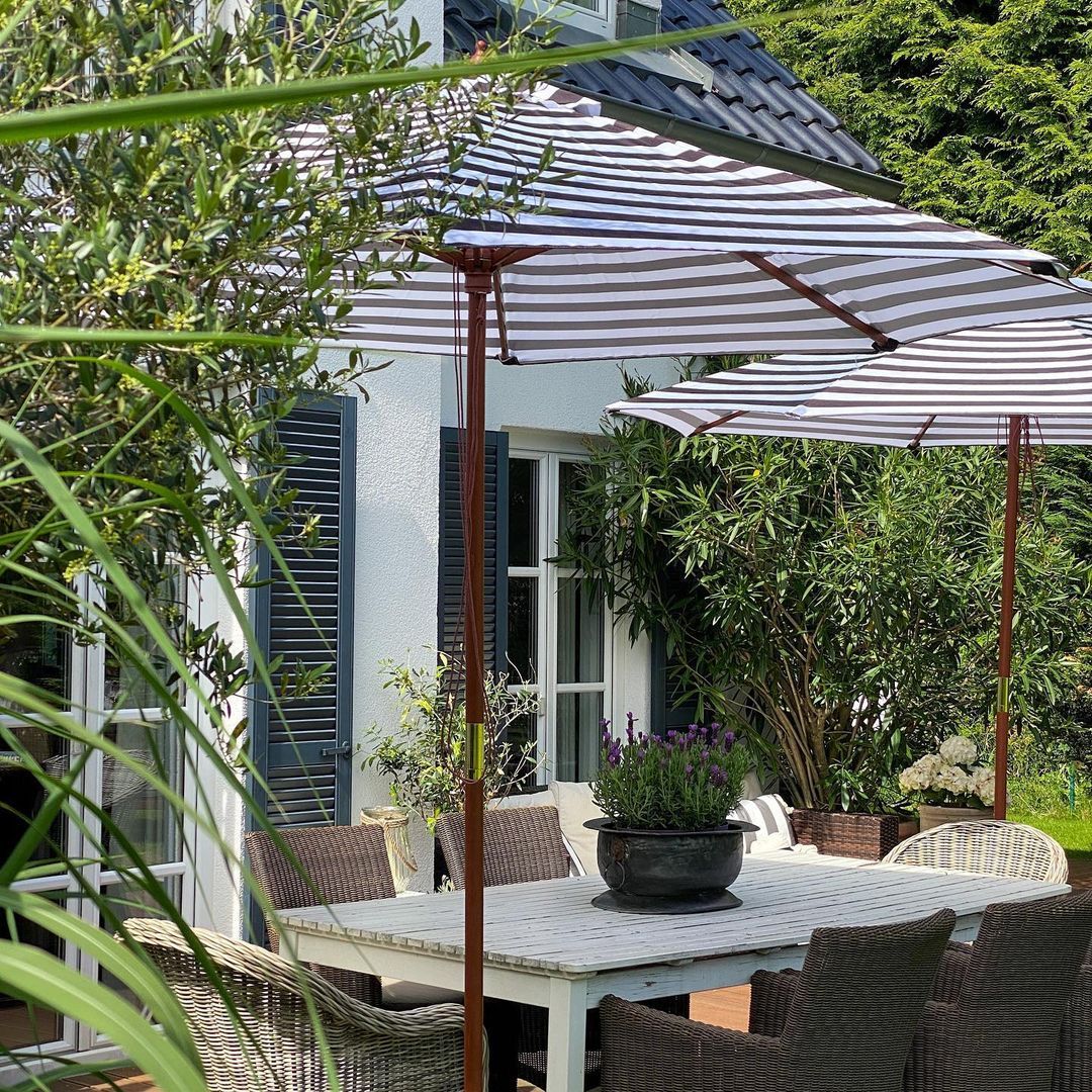 Sonnenschirm ø 260 cm schwarz / weiß FERENTILLO | Beliani.de