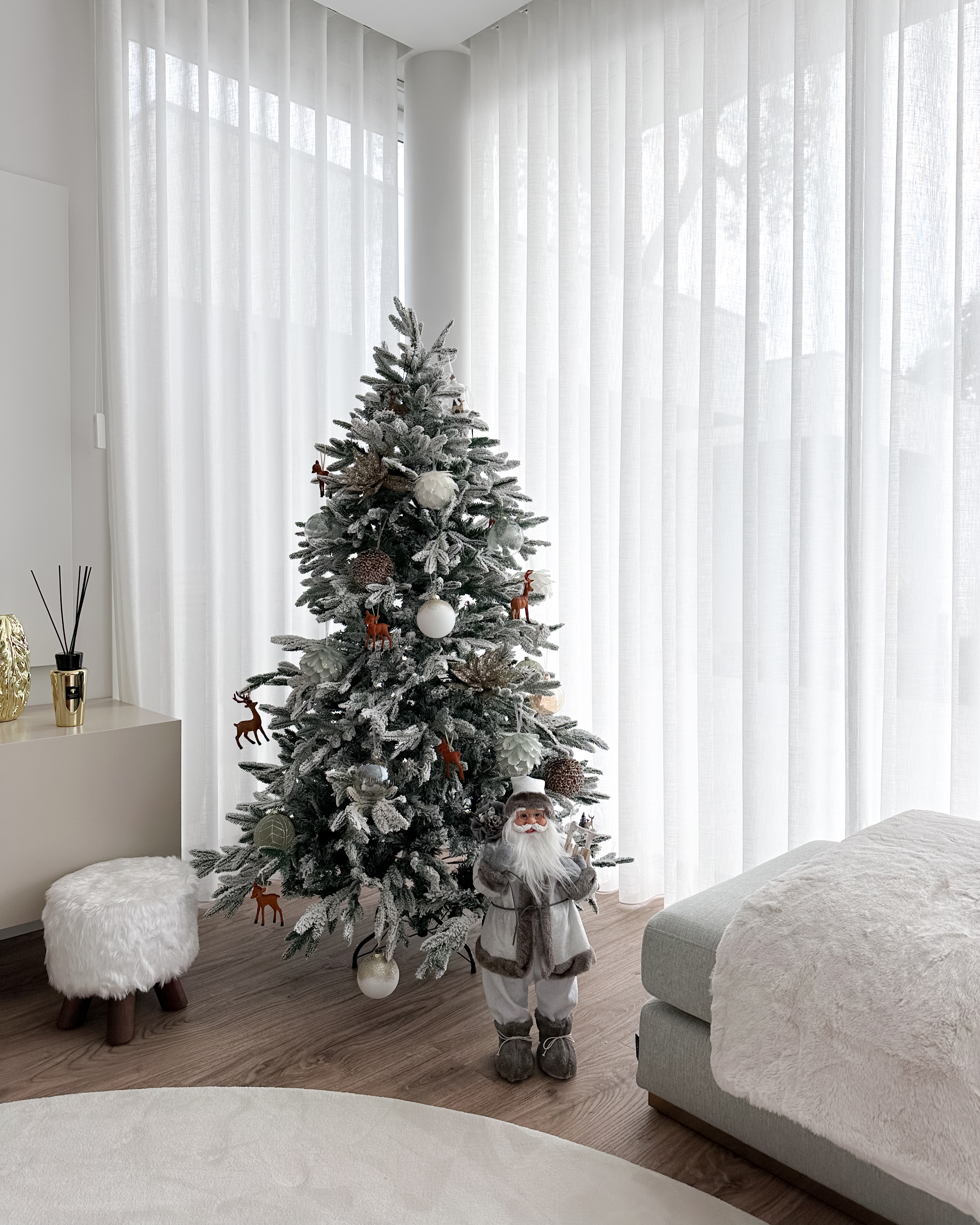 Zasněžený umělý vánoční stromek 120 cm bílý BASSIE_884964