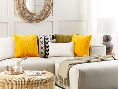 Keltainen keinoturkis koristetyynysetti 45 x 45 cm 2 kpl PUMILA Keltainen keinoturkis koristetyynysetti 45 x 45 cm 2 kpl PUMILA