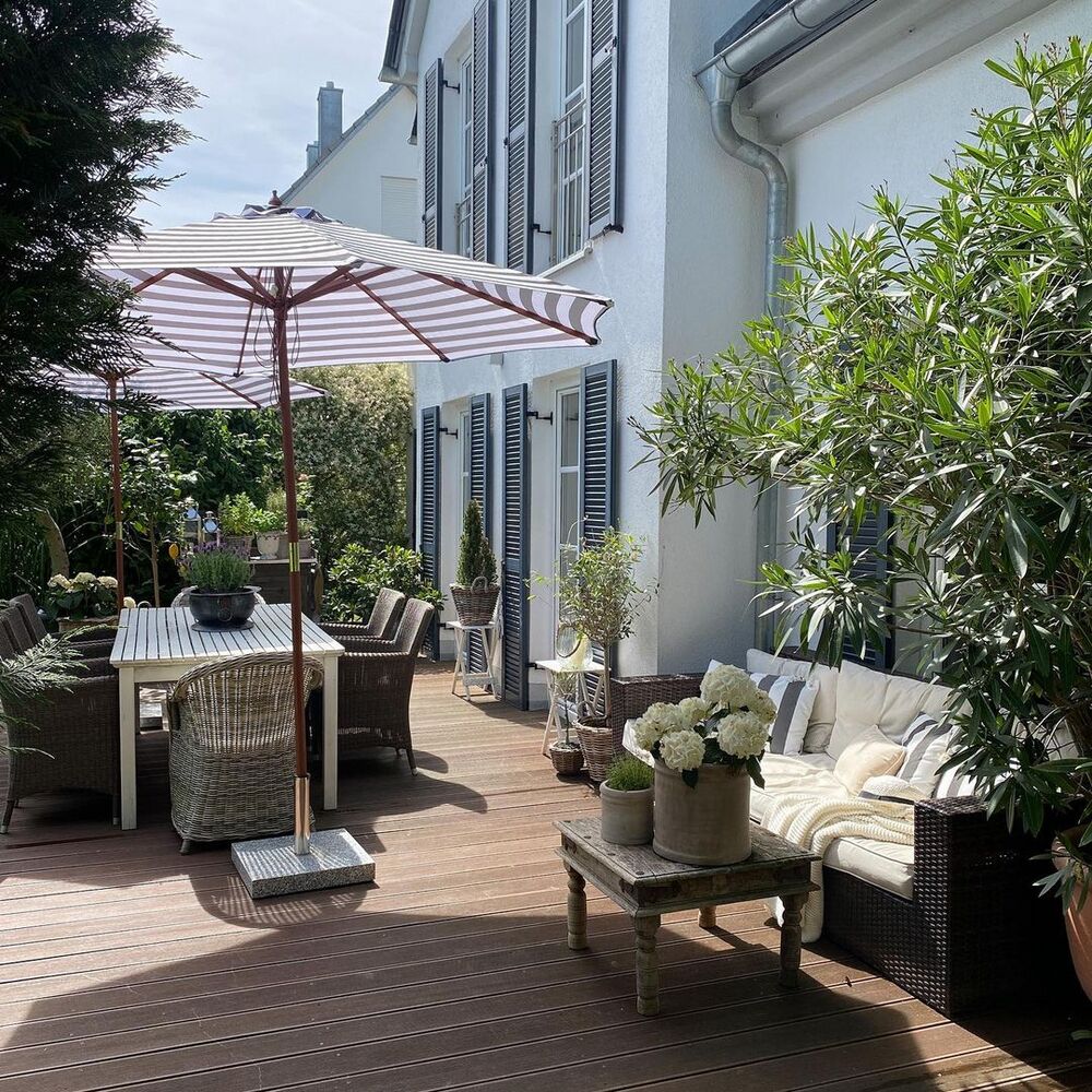 Sonnenschirm ø 260 cm schwarz / weiß FERENTILLO | Beliani.de