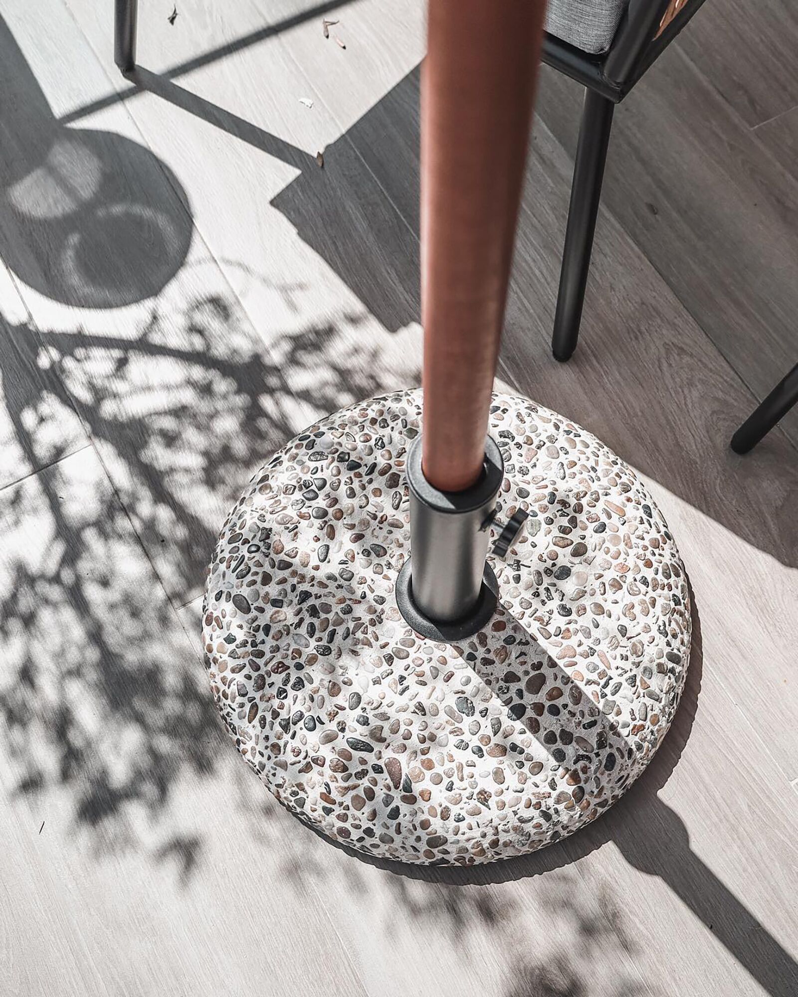 Base Per Ombrellone In Cemento Beliani – Tonda, Diametro 45 Cm, Nera, Con Adattatori Per Aste Ø 32-42 Mm, Peso 21 Kg, Per Giardino E Terrazzo