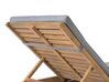 Espreguiçadeira de jardim em madeira de acácia com almofada cinzenta CESANA_746535