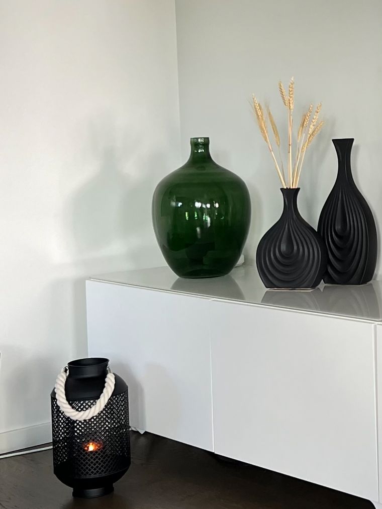 Lanterna vaso in metallo nero decorata