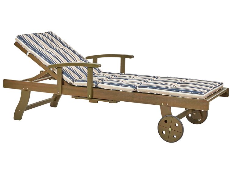 Tumbona reclinable de madera de acacia con cojín a rayas azules AMANTEA_880570