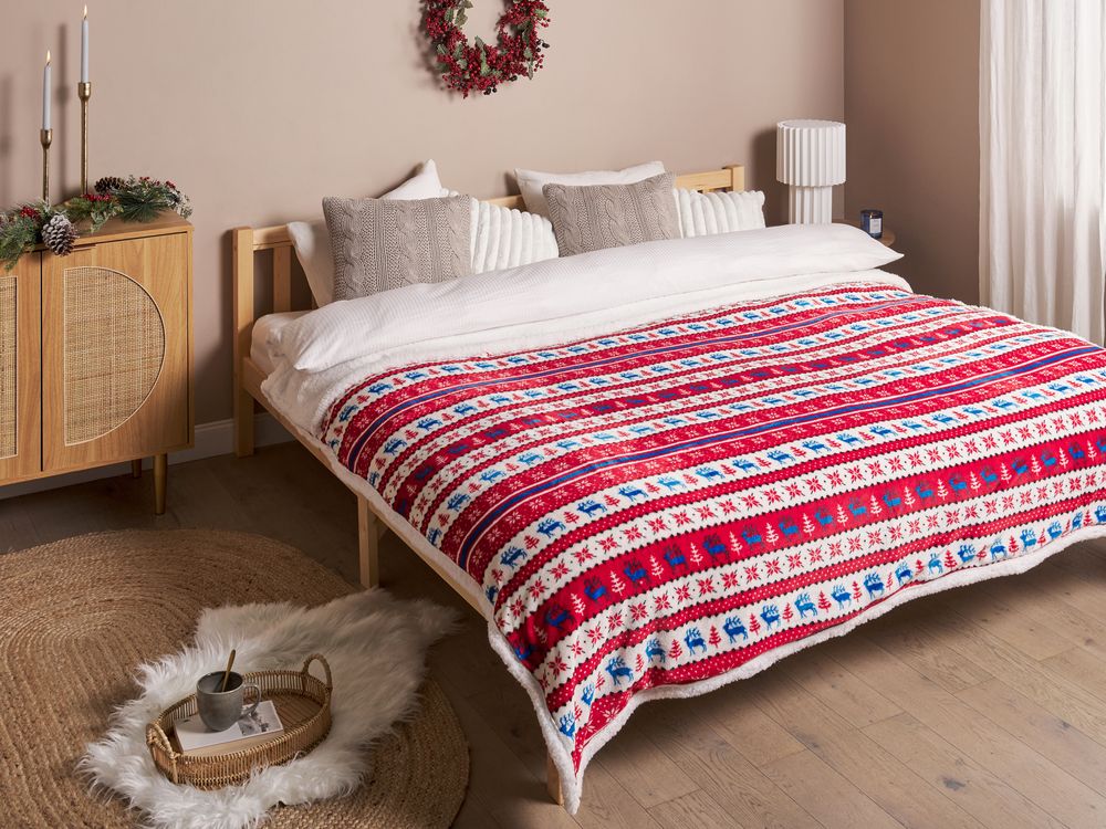 Plaid réversible rouge et blanc 200 x 220 cm motif Noël REKA | Beliani.fr Plaid réversible rouge et blanc 200 x 220 cm motif Noël REKA | Beliani.fr