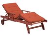 Chaise longue en bois naturel avec coussin rouge TOSCANA_784124