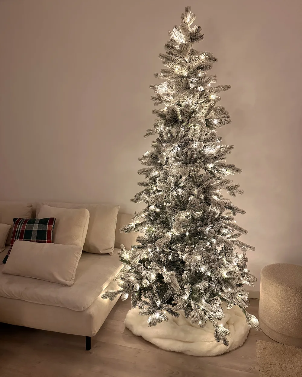 Ośnieżona sztuczna choinka świąteczna LED TATLOW 210 cm Zielony_901586