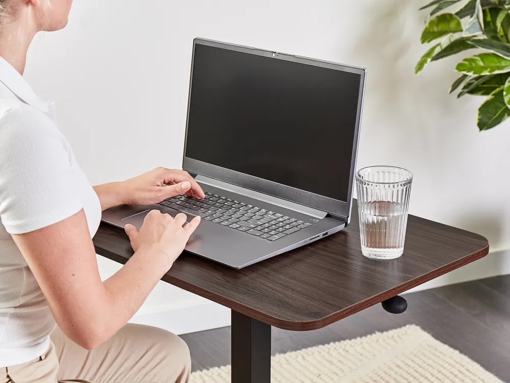 Regulowany stolik pod laptopa ACADEMIA 65 cm 48 cm z kółkami Ciemnobrązowy_946126