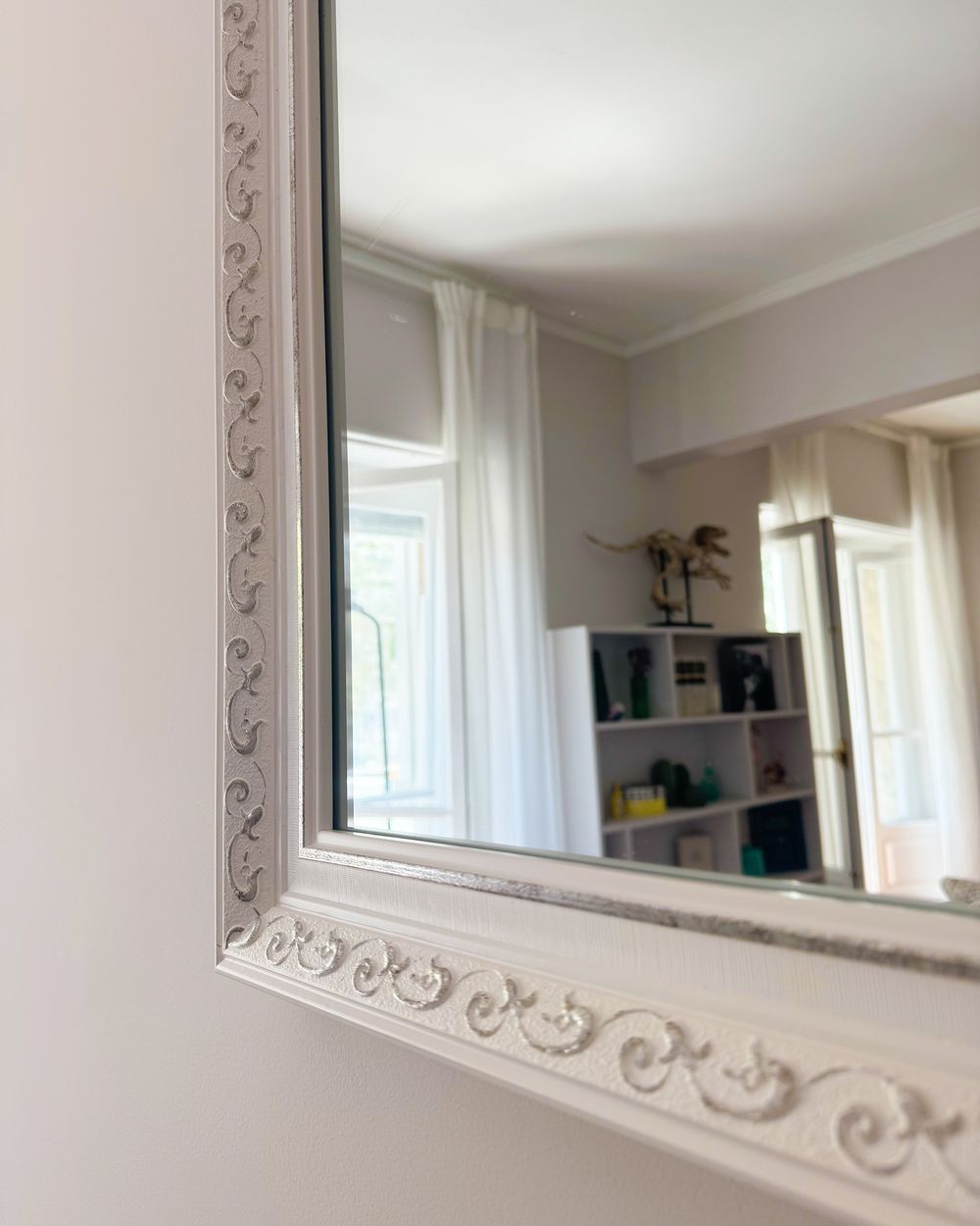 How to Take a Mirror off a Wall: Easy Steps for Damage-Free Removal