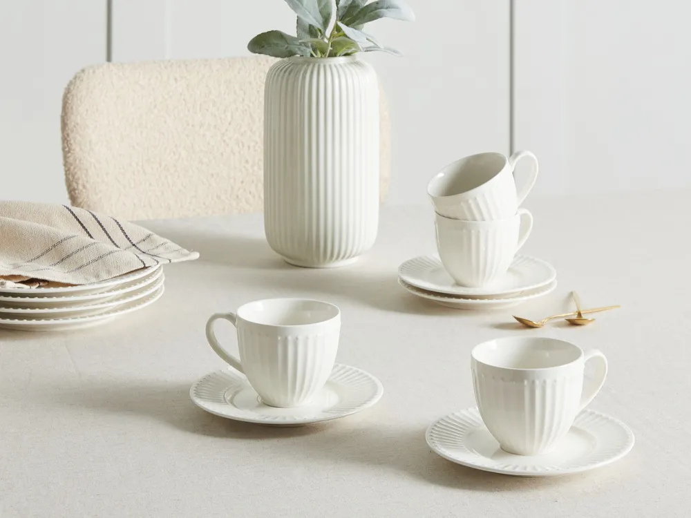 Suite de 4 tasses à déjeuner en porcelaine de Paris, modèle